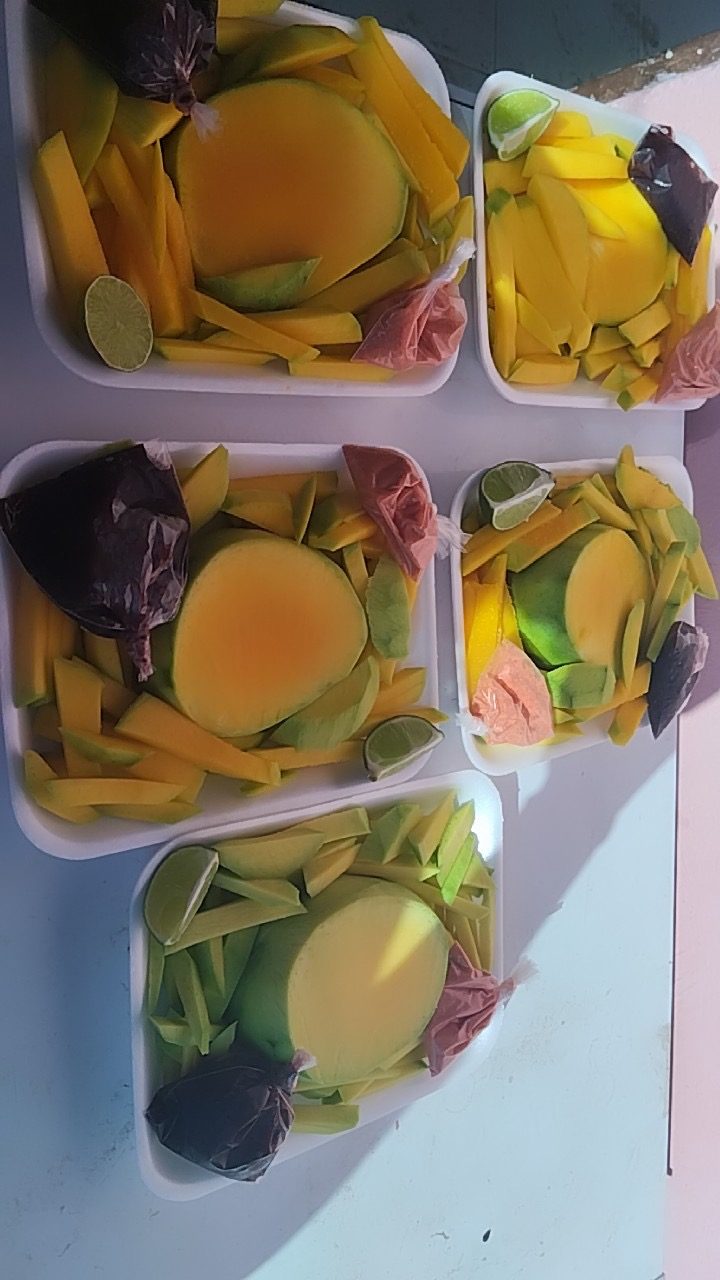 Mango preparado con limón y salsas