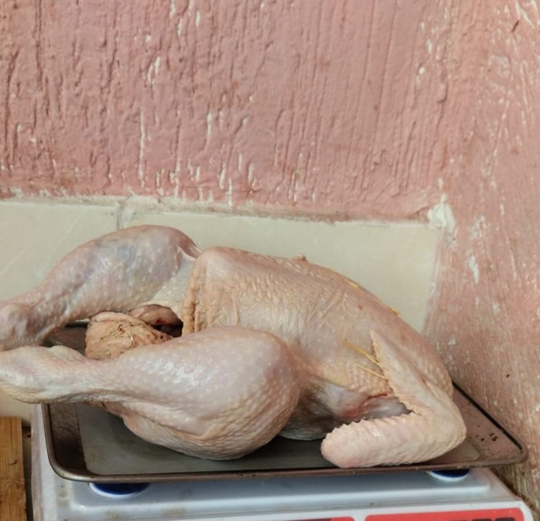Pollo entero en Carnicería El Maná